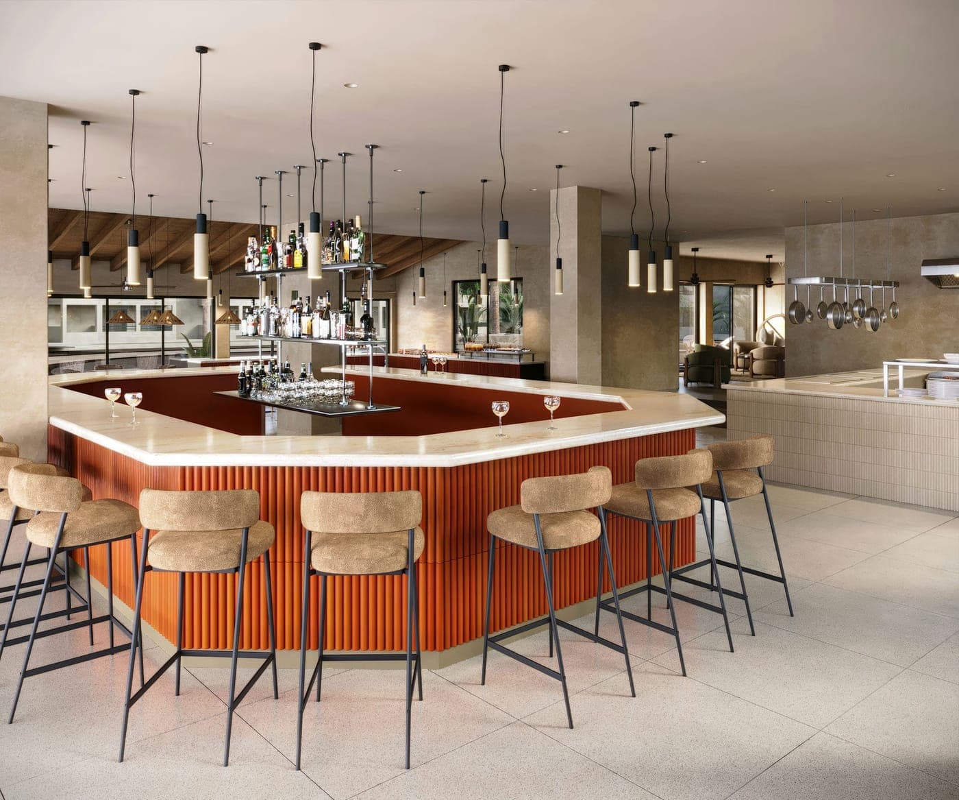 El bar del lobby con barra curva de madera, taburetes y lámparas colgantes