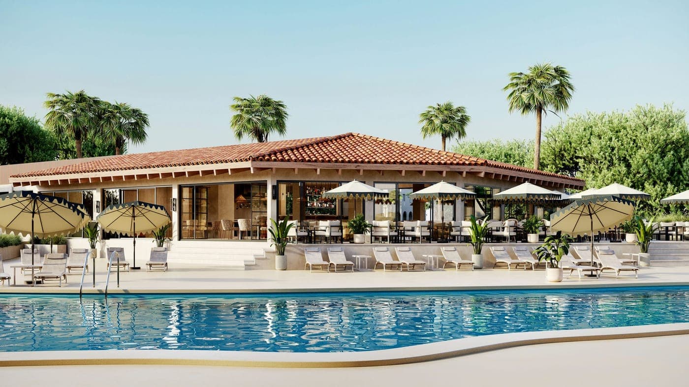 El bar de la piscina con tejado de teja y sombrillas junto a la piscina