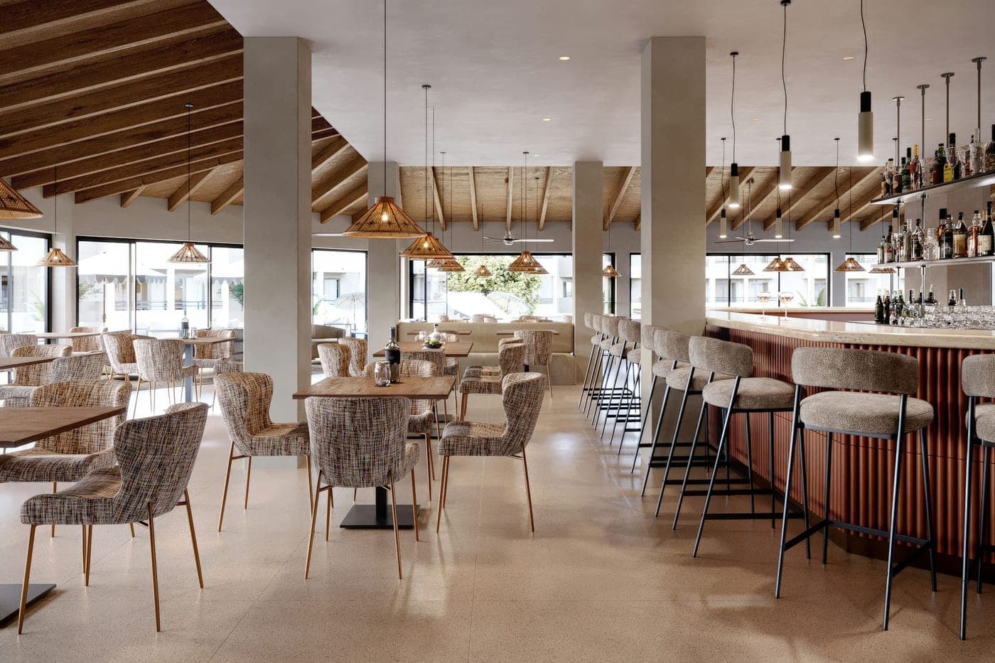 El restaurante con techo de madera, sillas tapizadas y una larga barra
